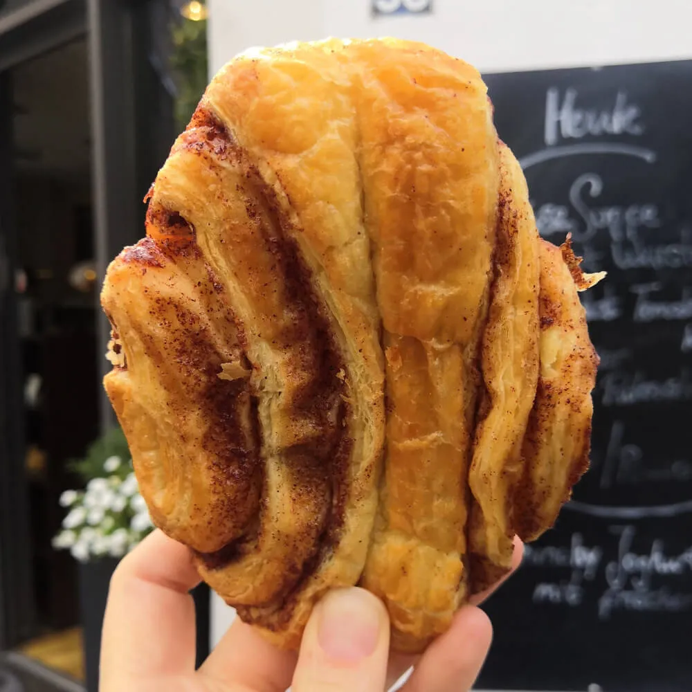 Franzbrötchen vor dem Amber Café