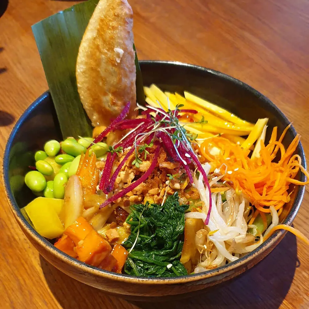 Bowl mit Udonnudeln und Gemüse im An Vegan House Winterhude