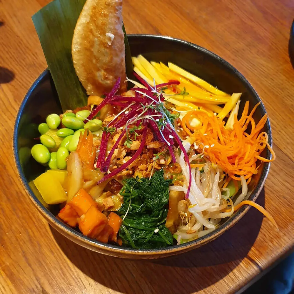 Bowl mit Udonnudeln im An Vegan House Winterhude