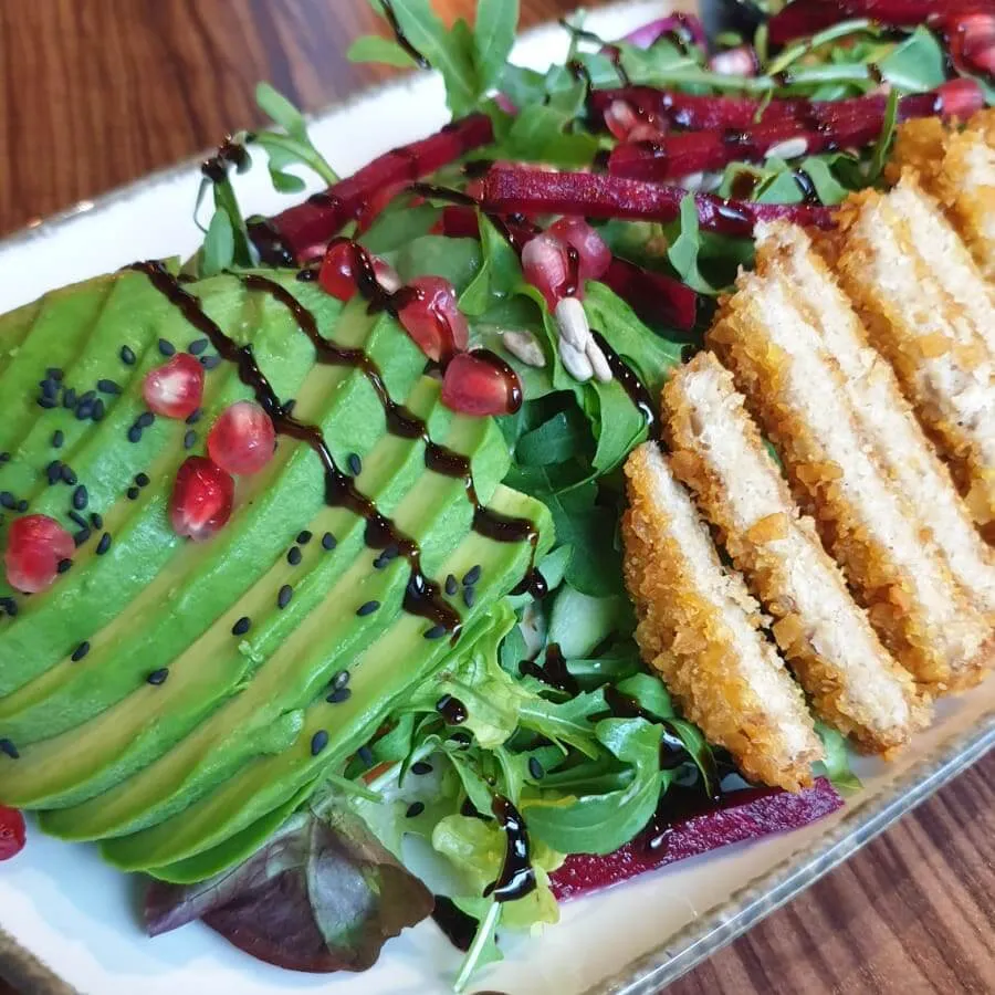 Avocadosalat mit crispy "Chicken"-Steifen im Apple & Eve