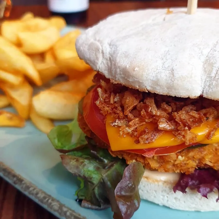 Rösti Burger mit Crispy Patty und Pommes bei Apple & Eve