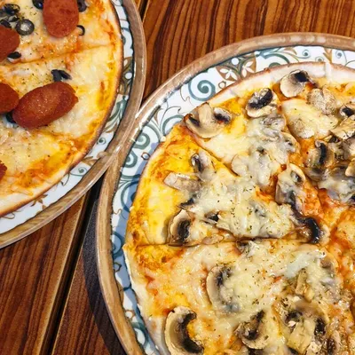 Pizza Funghi und Special Pizza im Apple & Eve