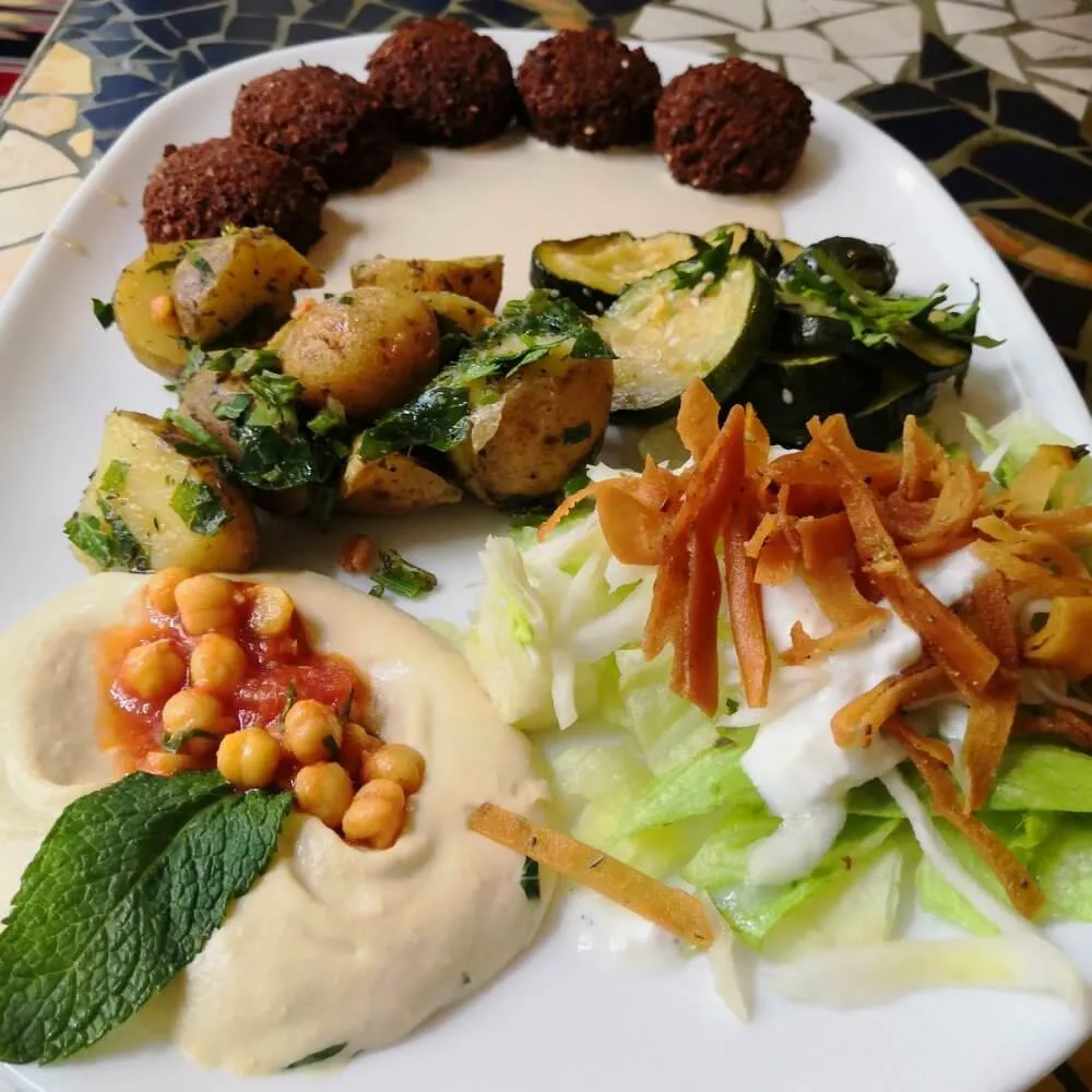 Fünf Falafeln mit Antipasti und Hummus