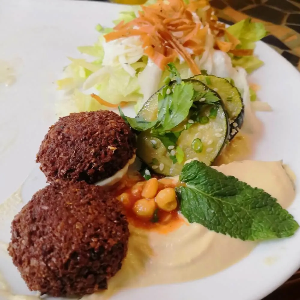 Falafelbällchen mit Hummus und Zucchini