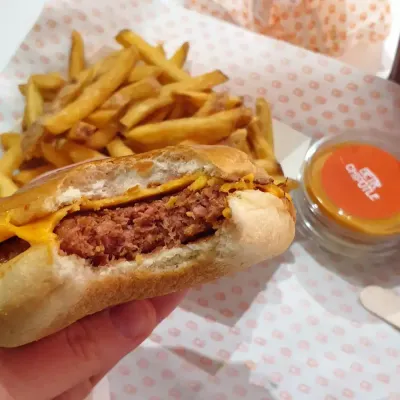 Betr Cheeseburger und Pommes