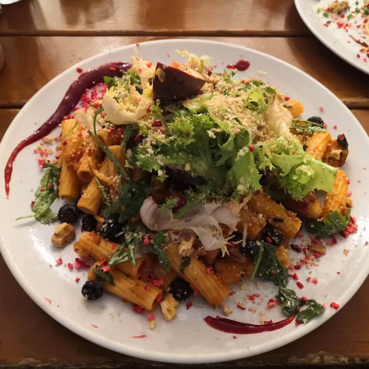 Eine große Portion Rigatoni mit Bolognese im Bistro Ivy