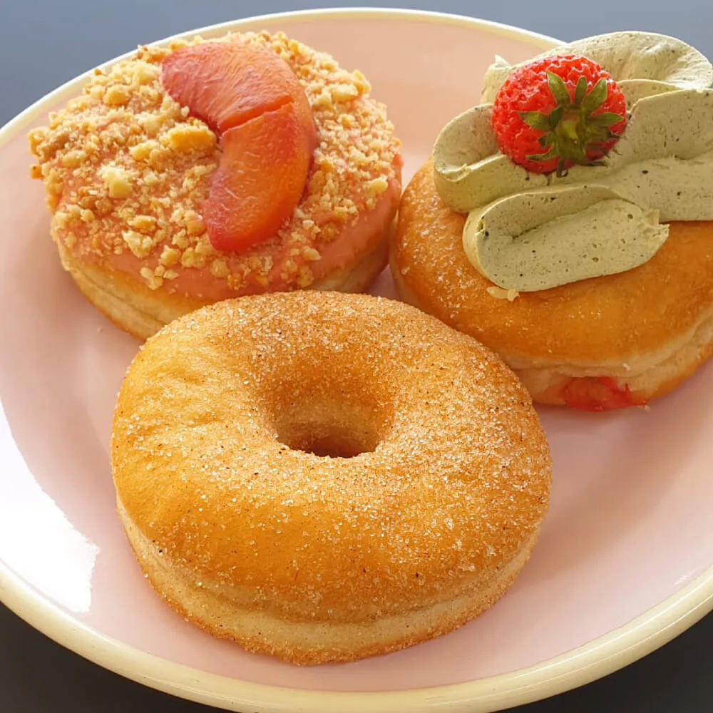 Classic, Matcha und Peach Donut im Brammibals Altona