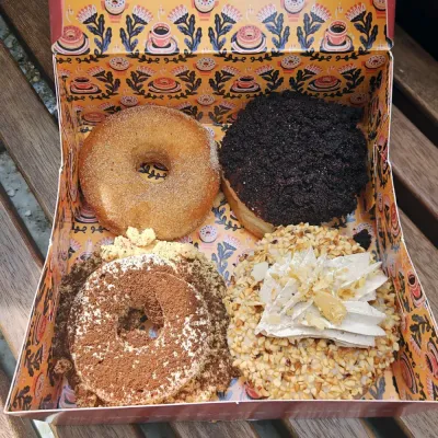 Vier Donuts in der Box von Brammibals