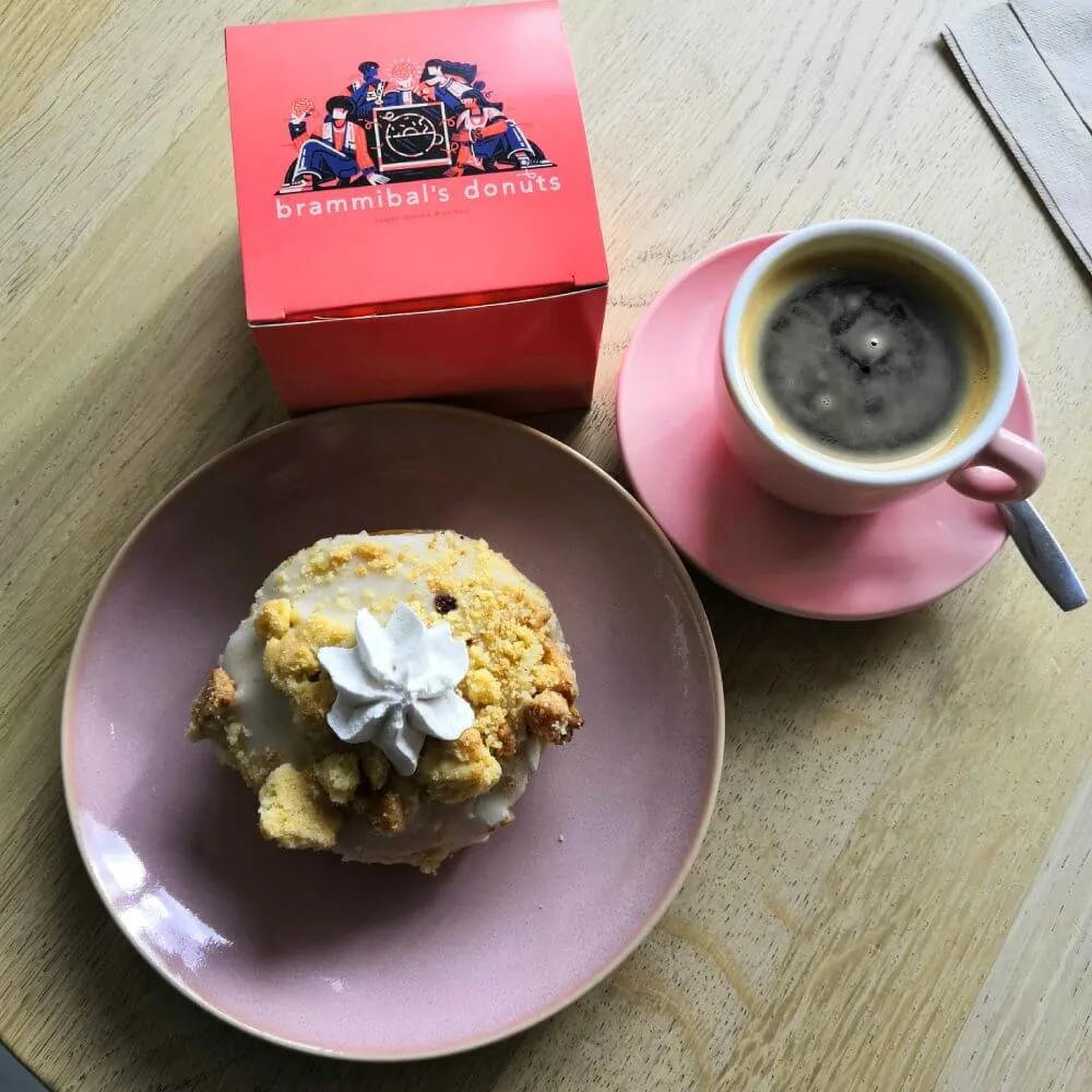 Ein Donut nebst Kaffee im Brammibals Schanze