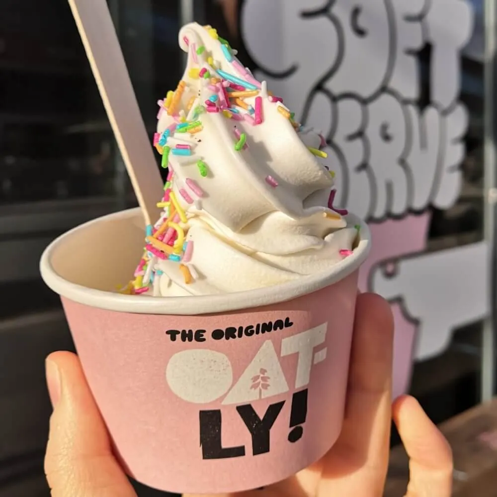 Oatly Soft Serve Softeis mit bunten Streuseln vor dem Brammibals Schanze