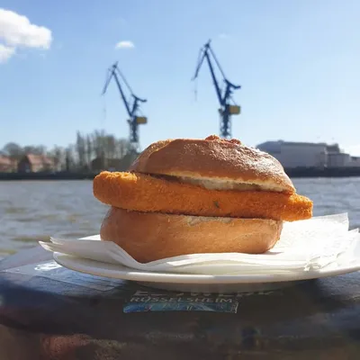 Veganes Fischbrötchen an den St. Pauli Landungsbrücken