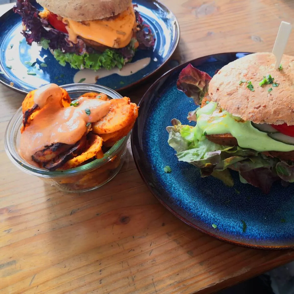 Leckere Burger und würzige Bratkartoffeln im Happenpappen