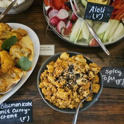 Scrambled Tofu auf dem Brunchbuffet vom café brooks