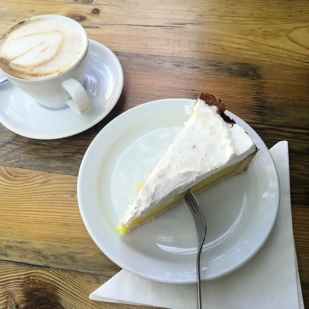Kaffee und Zitronenkuchen im Café Miller