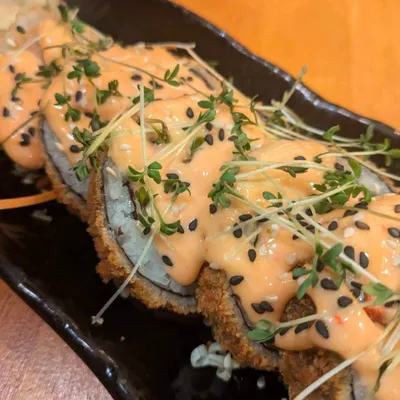 Crunchy Sushi mit Avocado und Tofu im Chay