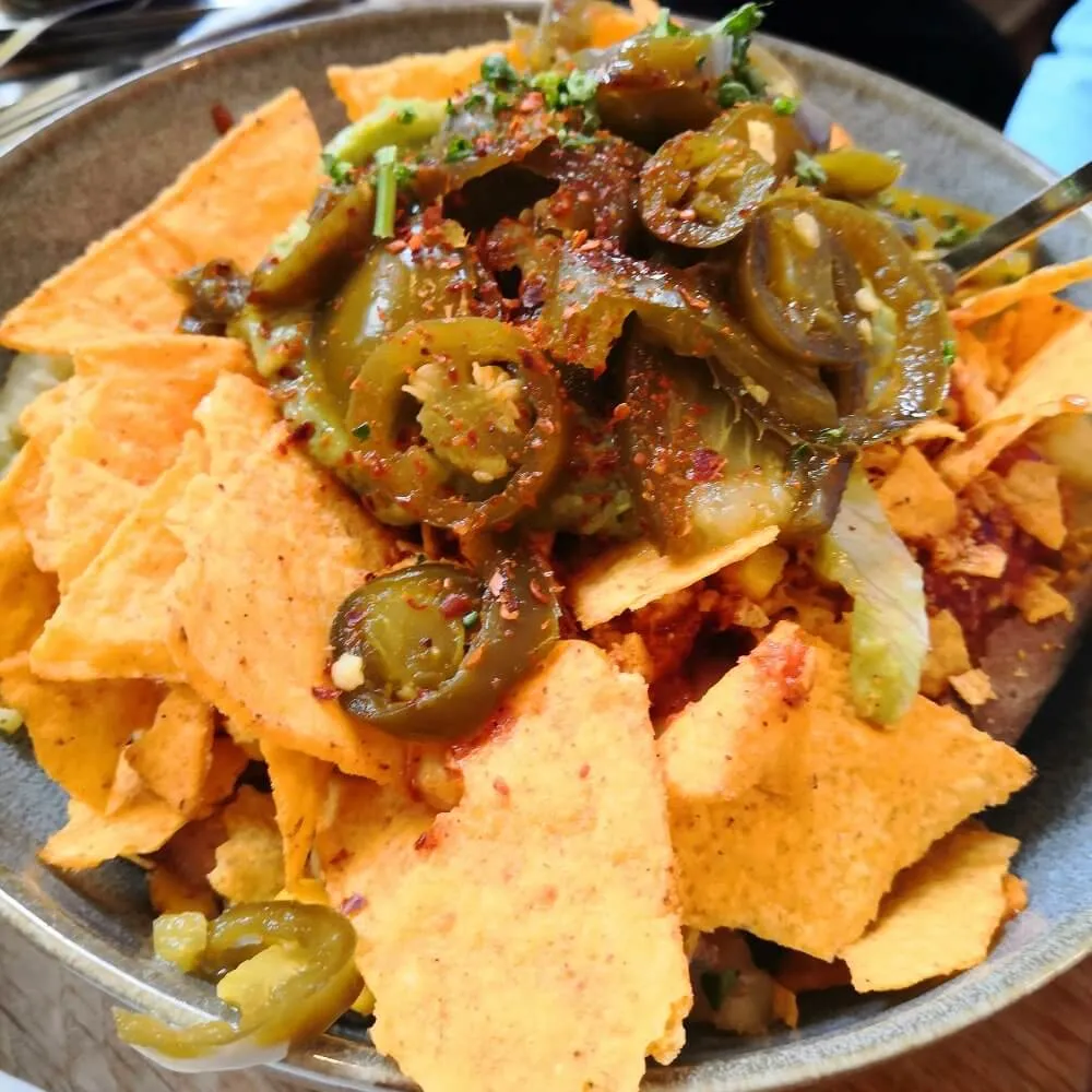 Ofenkartoffel Mexicano mit Nachos im Erdapfel