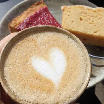 Cappucchino mit Herz und veganem Käsekuchen im geen