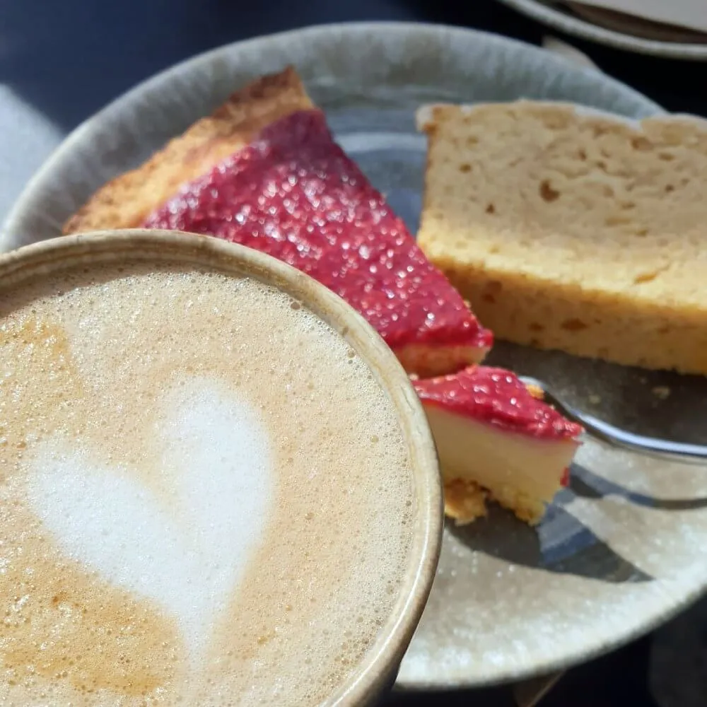 Himbeer-Käsekuchen, Zitronenkuchen und Cappucchino im geen Eimsbüttel