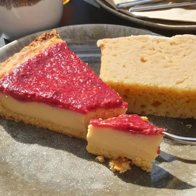 Veganer Käsekuchen mit Himbeeren und veganer Zitronenkuchen im geen