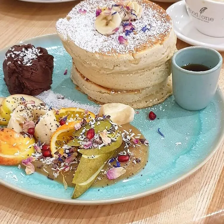 Pancakes mit Eis und Obst im Good One Café