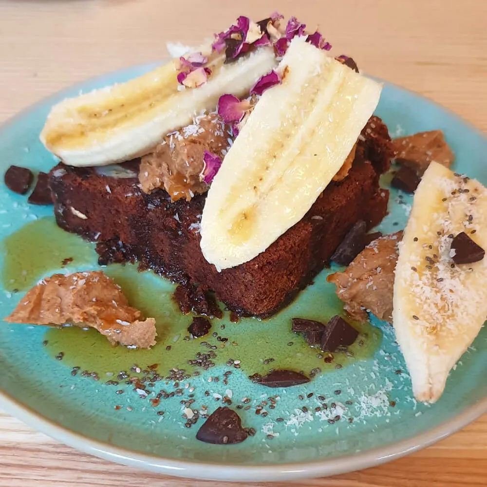 Warmes Bananenbrot mit Banane, Erdnussbutter und Syrup im Good One Café II