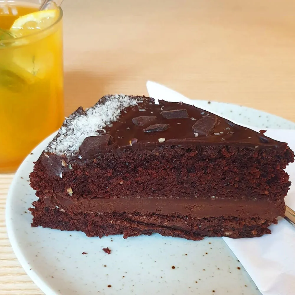 Veganer Schokoladenkuchen und Mango-Minz Limonade im Good One II