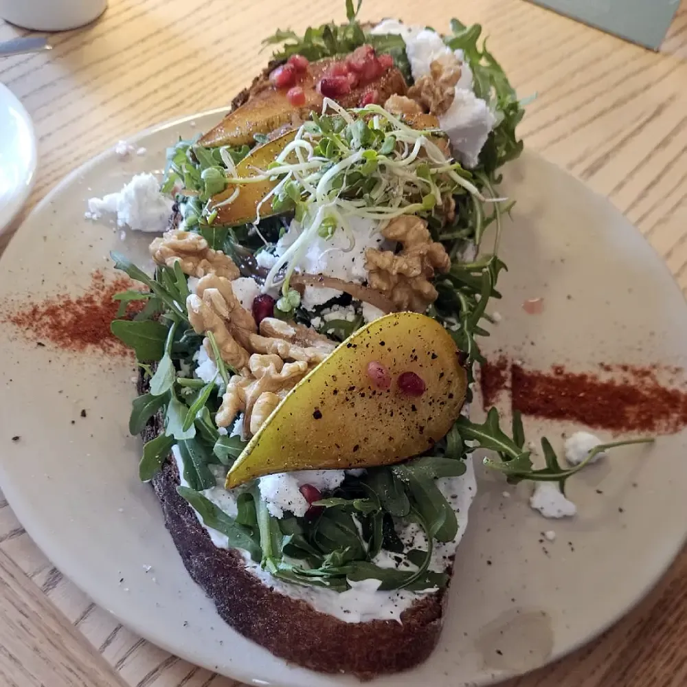 Birnenbrot mit Veta im Good One Café