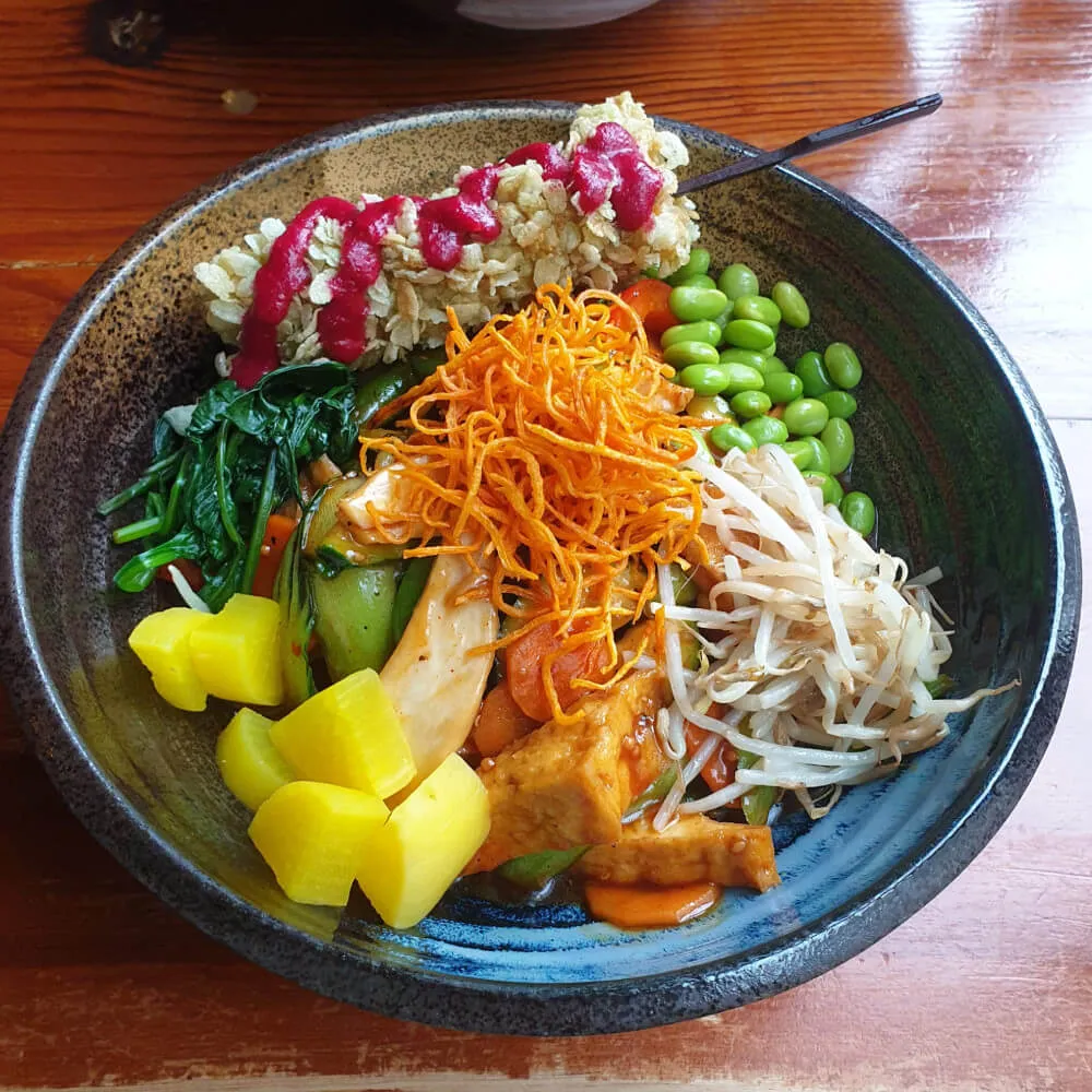 Monk Bowl mit Udon Nudeln im Greentable Innenstadt