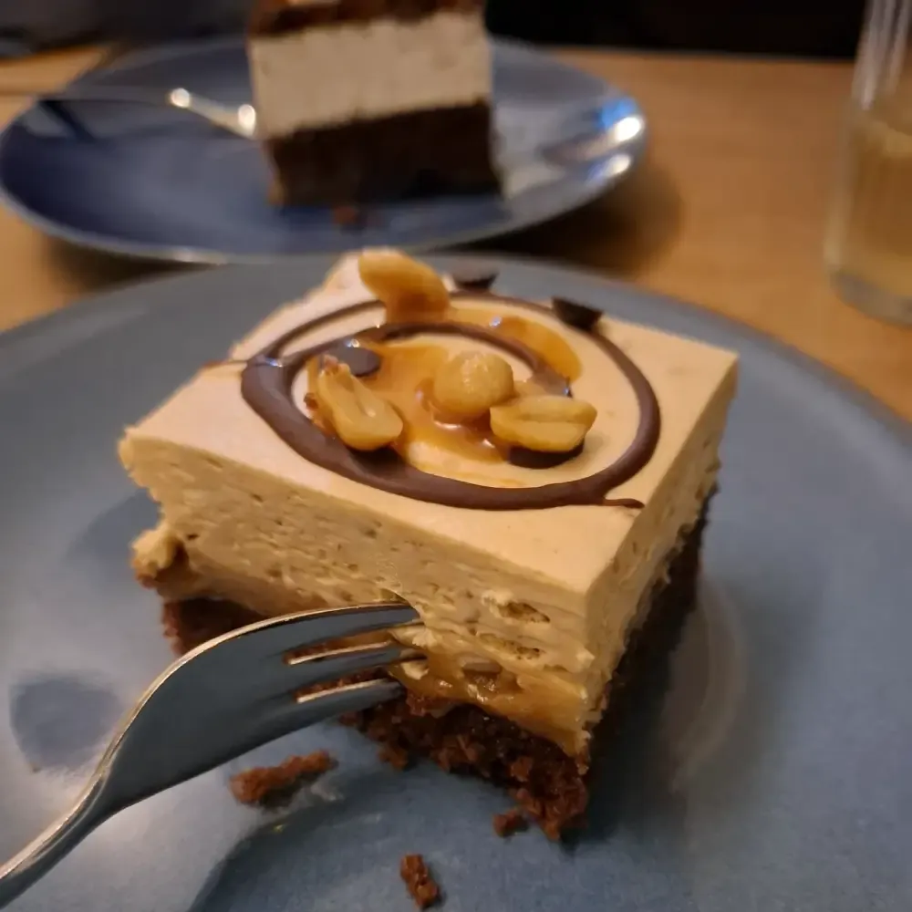 Ein Stück Snickerstorte im Happenpappen