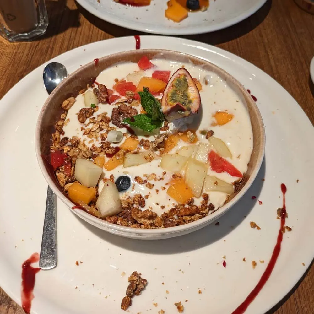 Granola, veganer Joghurt und Früchte im Bistro Ivy