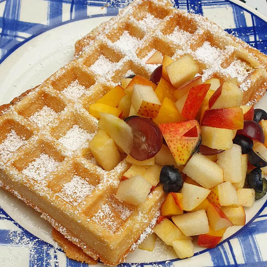 Vegane Waffel mit Obst im Kaffee Stark auf St. Pauli