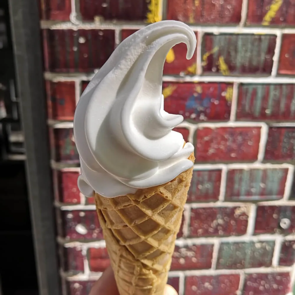 Veganes Softeis in der Waffel im Kandie Shop