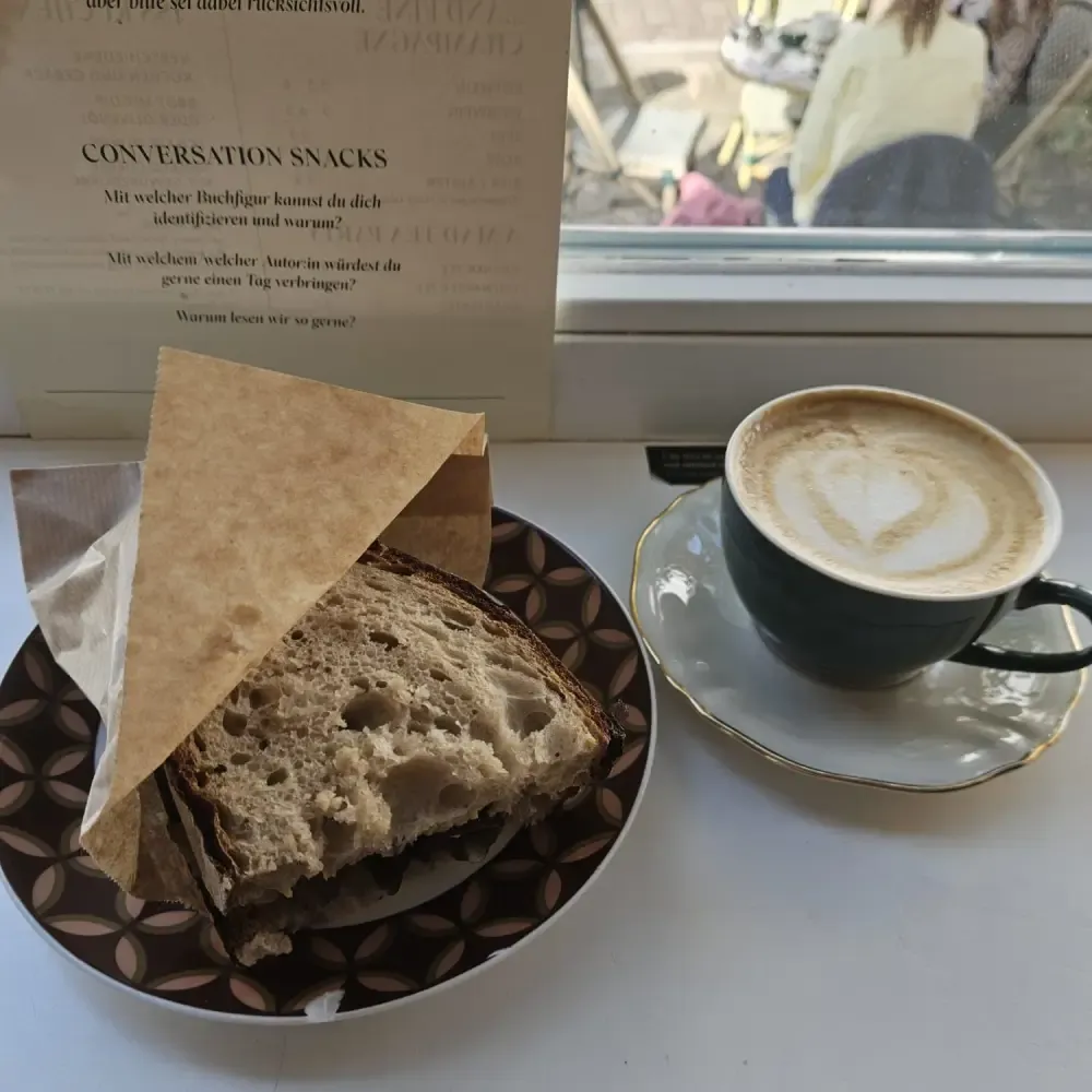 Sandwich und Kaffee im Kapitel III