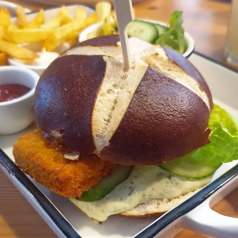 Backfischbrötchen mit Pommes im Katers Köök