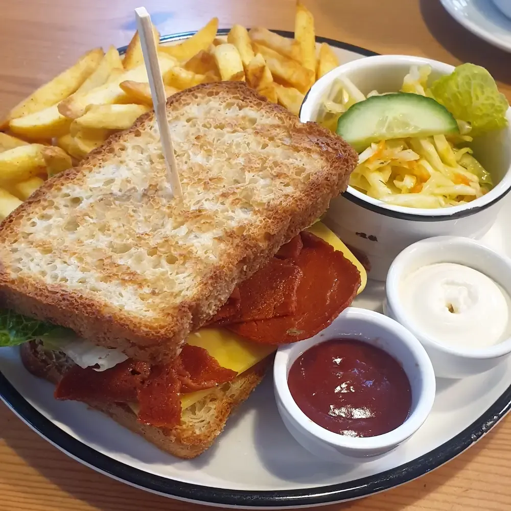Sandwich mit Pommes im Katers Köök