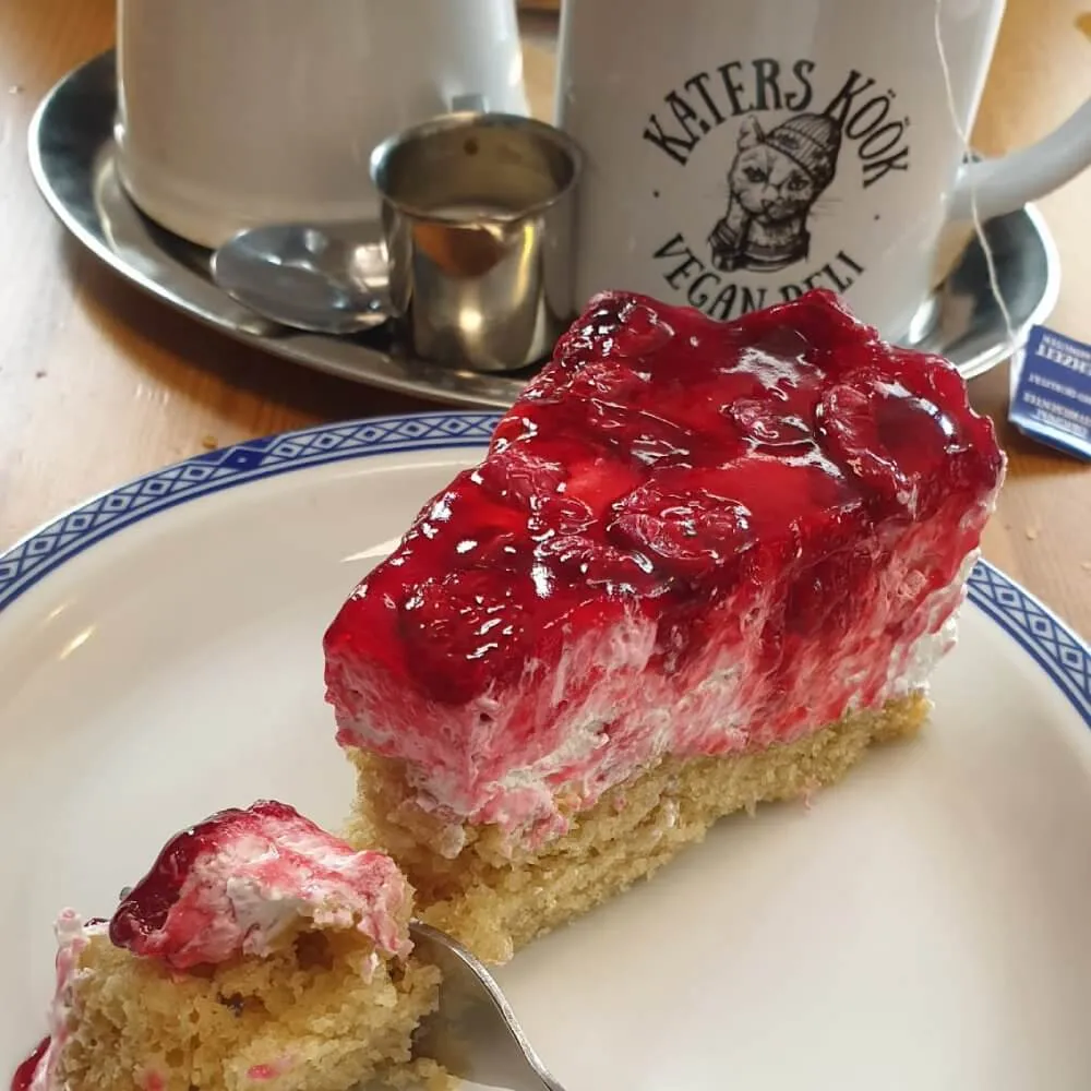 Vegane Himbeersahnetorte und Ostfriesentee im Katers Köök