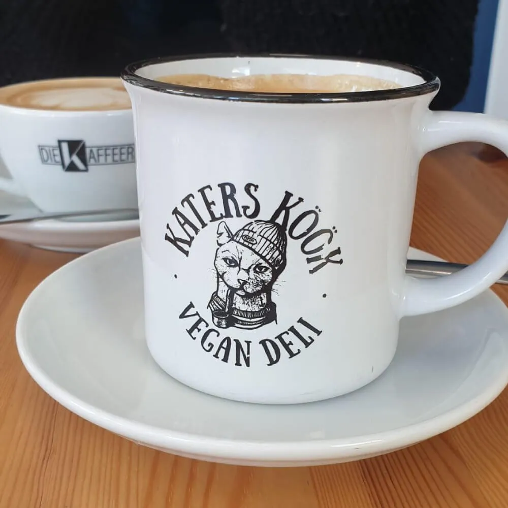 Becher Kaffee und Cappuccino im Katers Köök