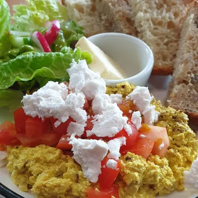 Scrambled Tofu mit Tomate und Veta im Katers Köök