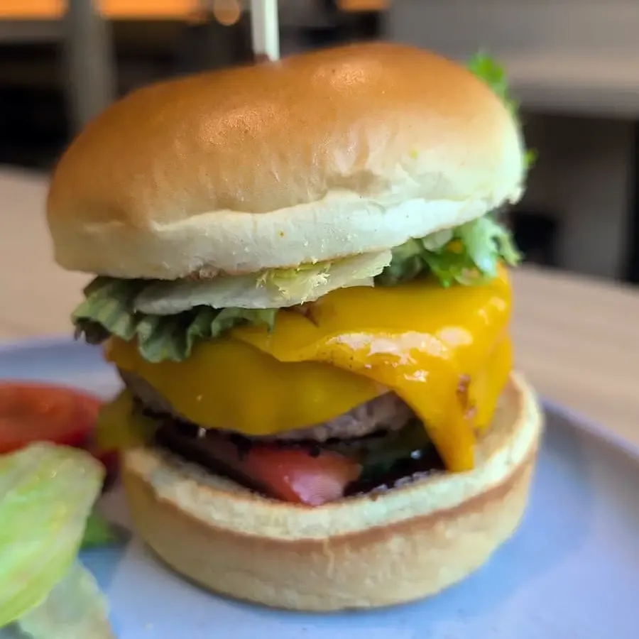 Veganer Cheezeburger aus dem Katzentempel Hamburg Holstenwall