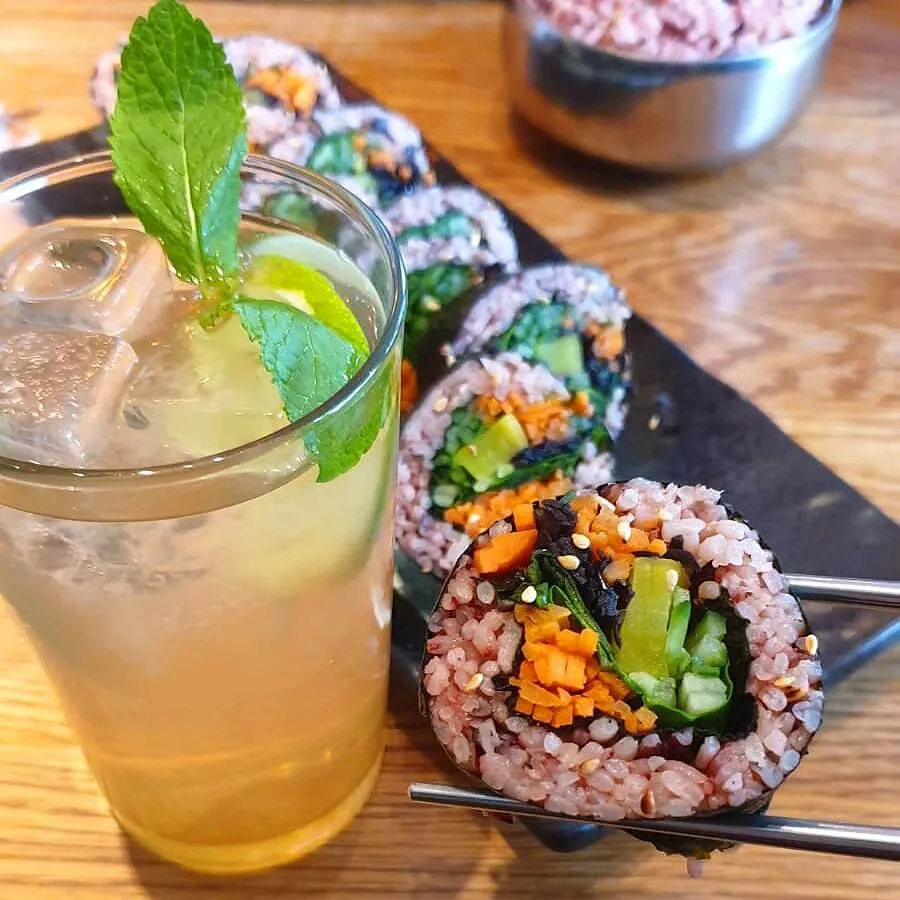 Veganes Kimbap mit Gemüse und eine Minz-Limetten-Limo im kini Schanze