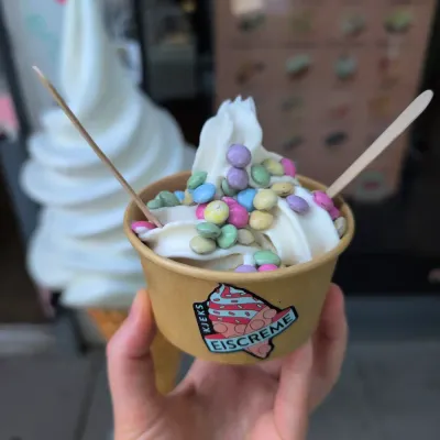 Oatly Soft Serve Vanille & Schokolade mit Slutty Brownie im Kjeks Sternschanze