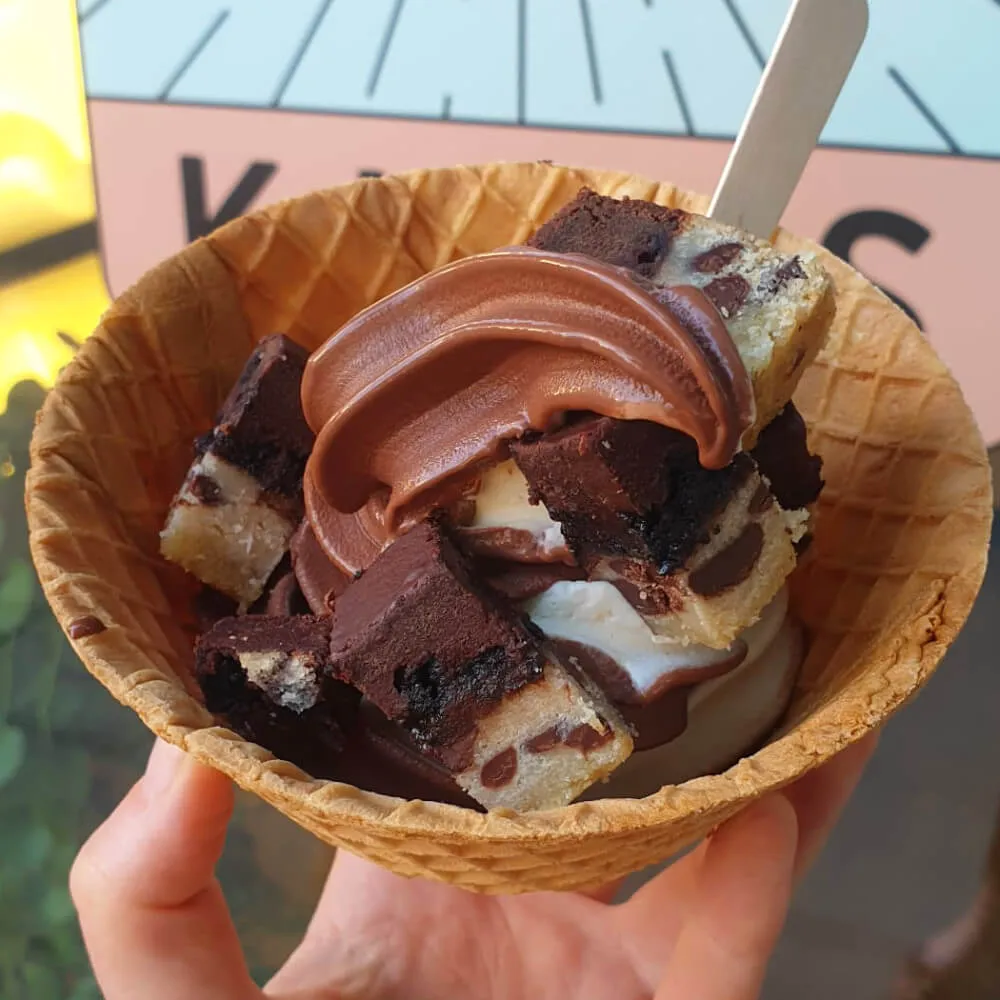 Oatly Soft Serve Vanille & Schokolade mit Slutty Brownie im Kjeks Sternschanze