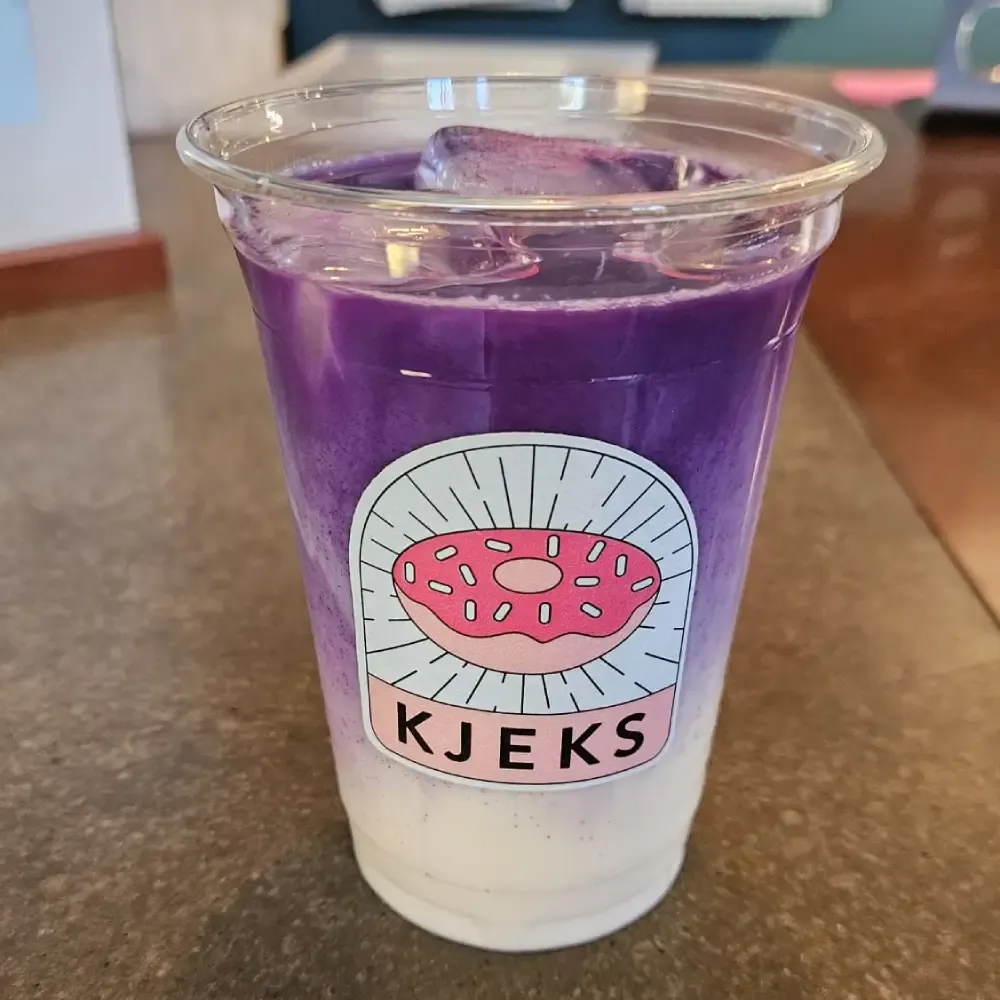 Ube-Latte im Kjeksbecher