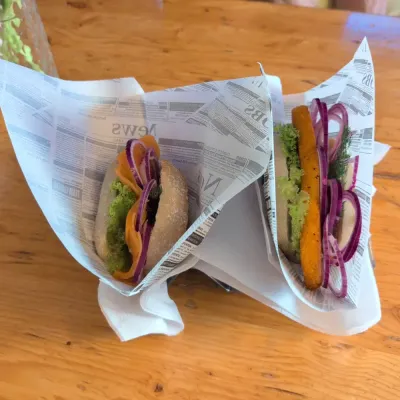 Brötchen mit veganem Lachs und veganem Fischfilet