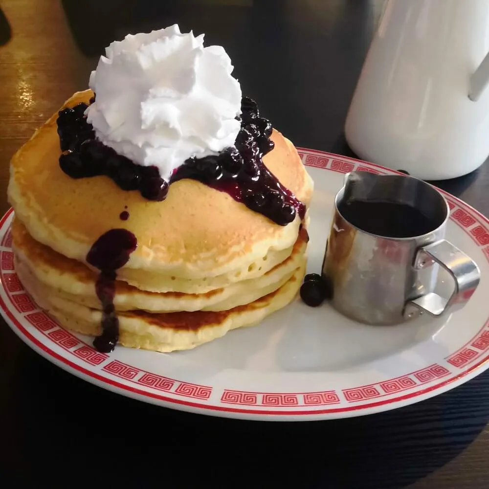 Stacked Pancakes mit Blaubeeren im Mamalicious