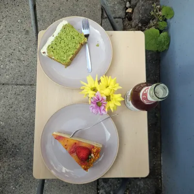 Zucchini-Limetten-Basilikum-Kuchen und Erdbeer-Mango-Käsekuchen von Manos Vegan Cake