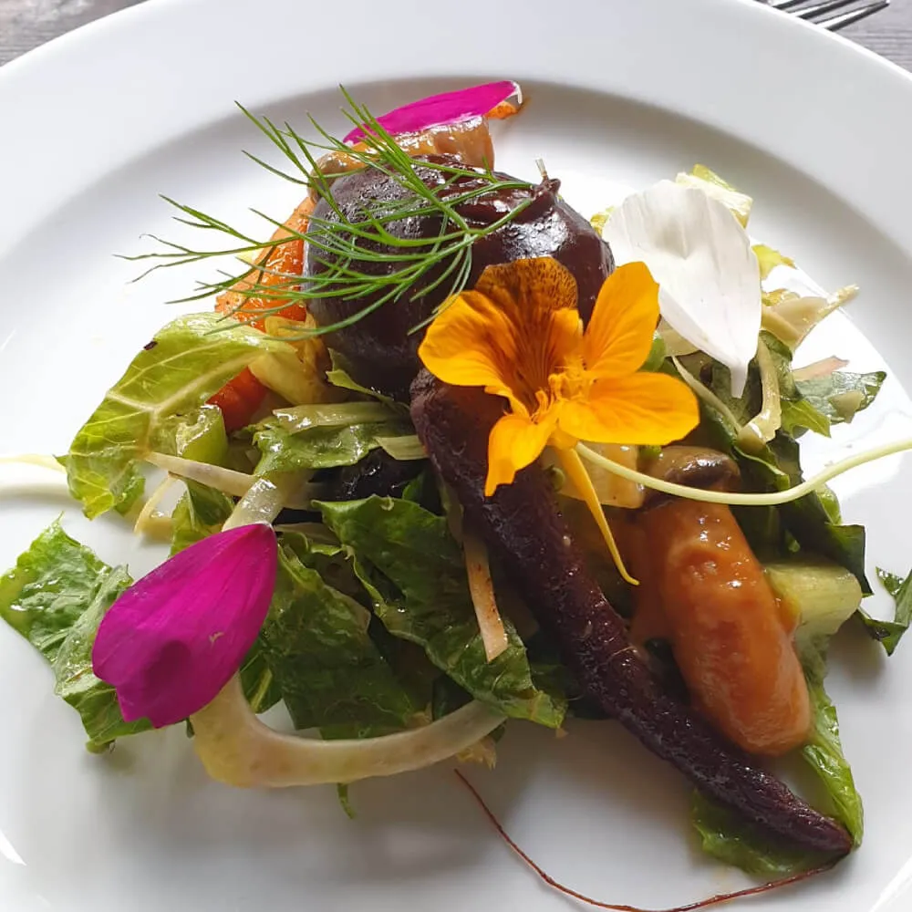 Aubergine in Miso auf Salatbett im Maquis