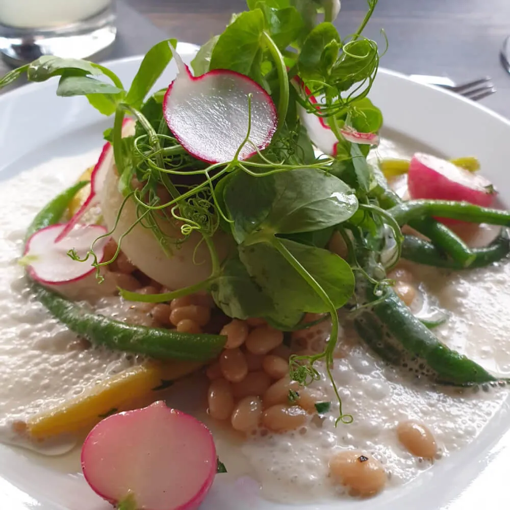 Kohlrabi mit Buchweizen in Beurre Blanc mit Gemüse im Maquis Altona