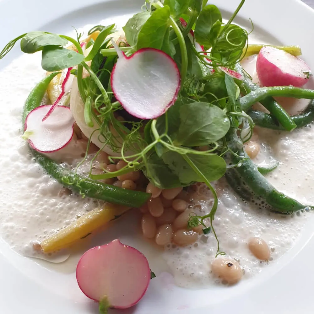 Mit Buchweizen gefüllter Kohlrabi auf Beurre Blanc im Maquis