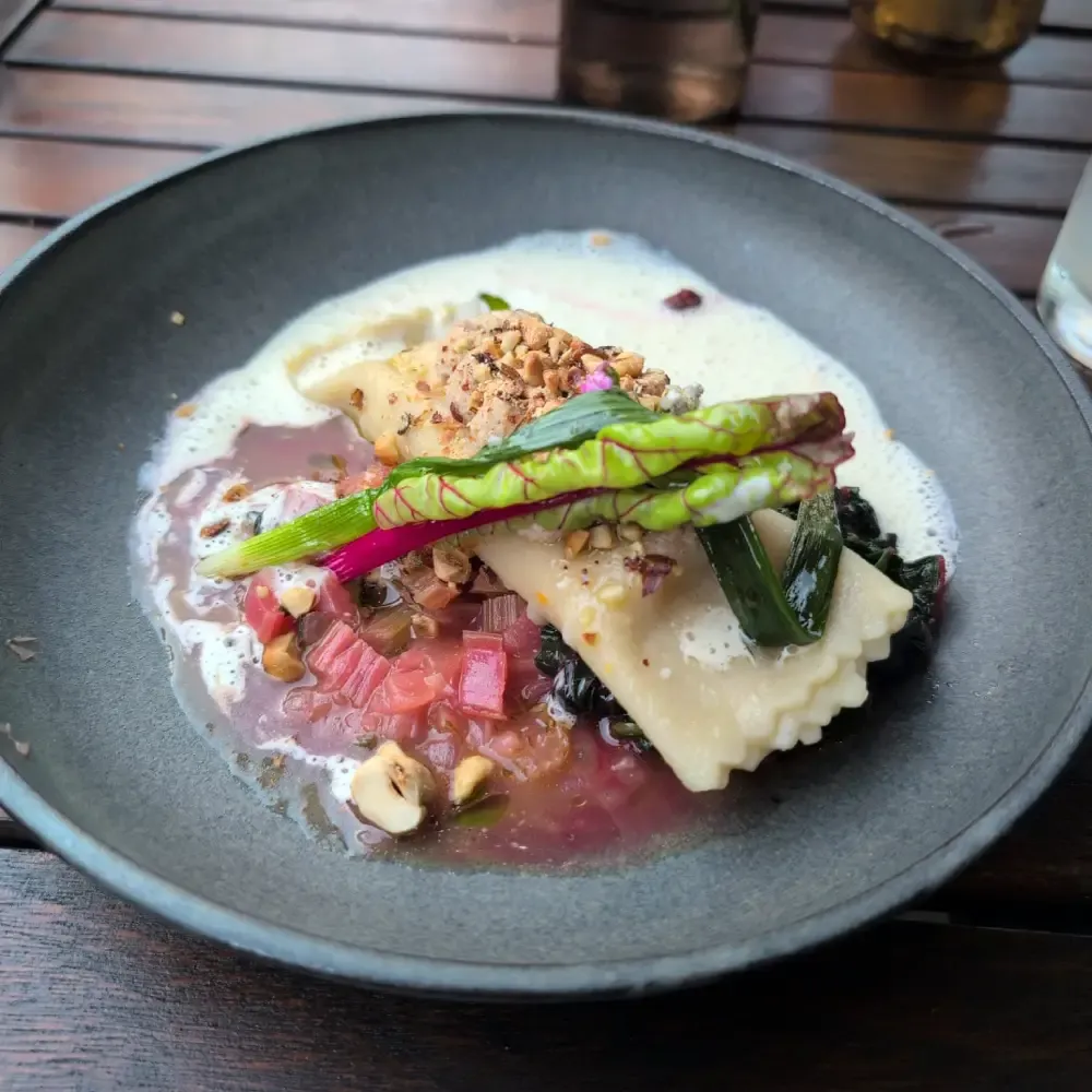 Raviolo mit Rhabarber und Mangold